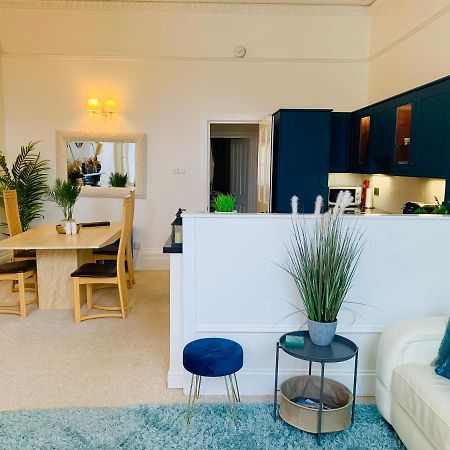 **Sunny And Bright, Thatchers Rock One Bed Beach Front Apartment*** Торки Экстерьер фото