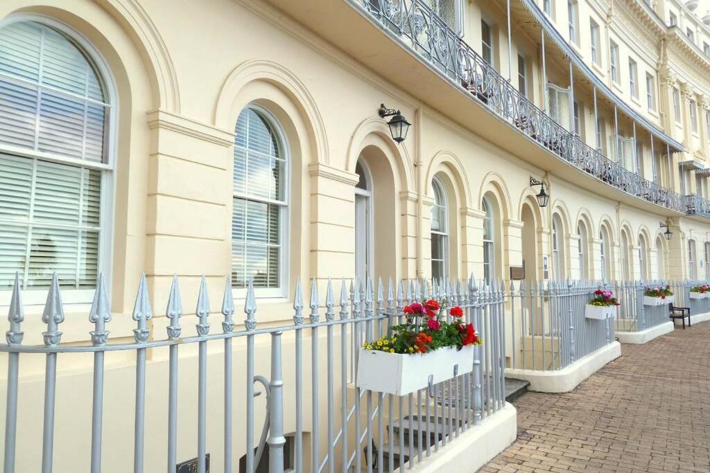 **Sunny And Bright, Thatchers Rock One Bed Beach Front Apartment*** Торки Экстерьер фото