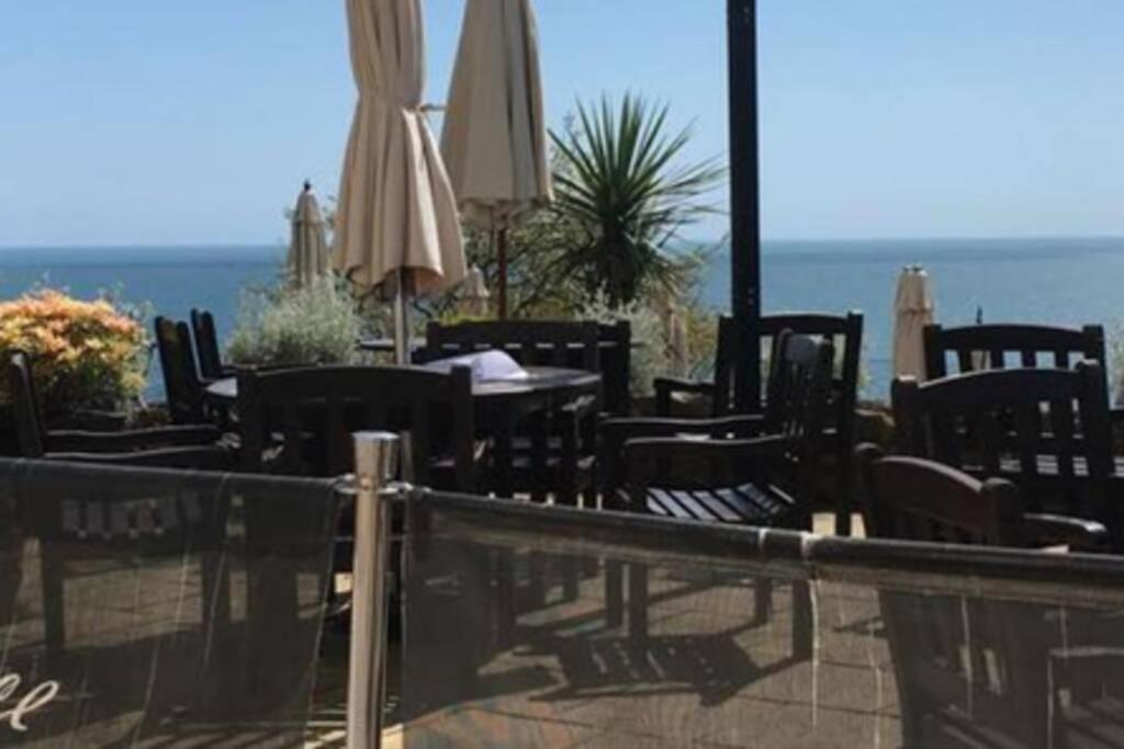 **Sunny And Bright, Thatchers Rock One Bed Beach Front Apartment*** Торки Экстерьер фото